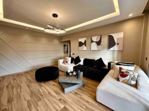 SuperHost Modern Condo 5 mins to the beach!
